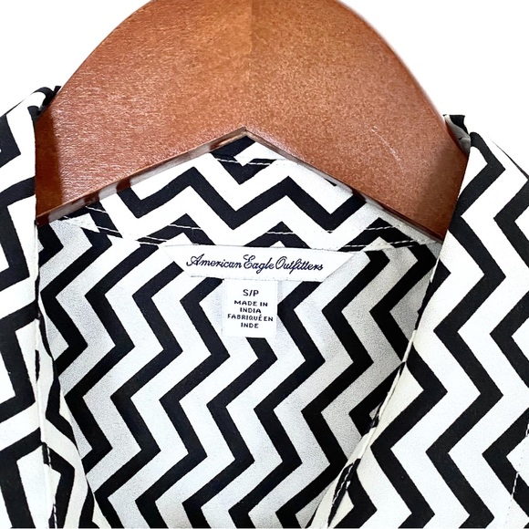 American Eagle White And Black Chevron Print Button Down Shirt Semi-Sheer Dressy - Picture 5 of 15
